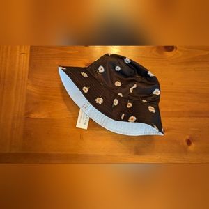 Rock your inner Blossom! Reversible bucket hat